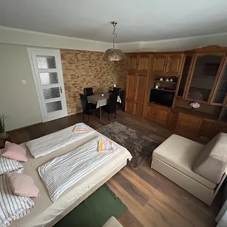 Renata Vendeghaz Πανσιόν